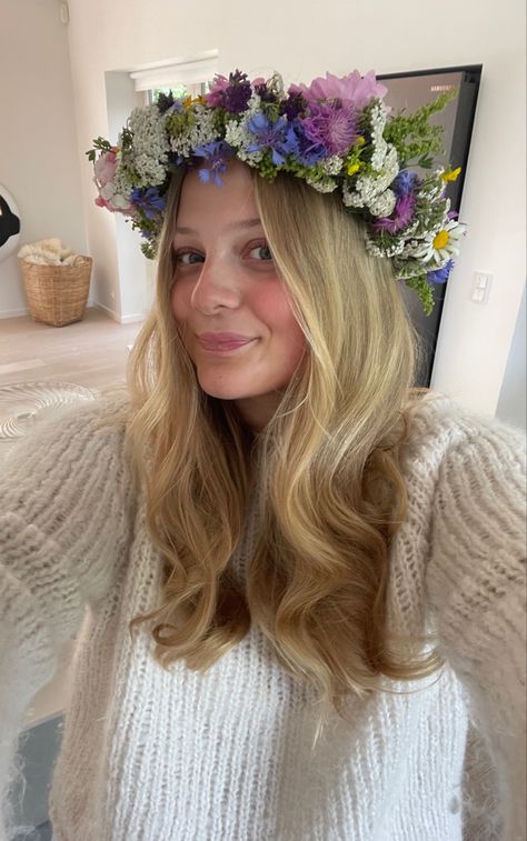 Midsummer Flower Crown, Wildflower Crown, Realistic Outfits, Diy Crafts Easy At Home, Birthday 25, Flower Crown Bridesmaid, Scandinavian Summer, Queen Cakes, Garden Party Theme