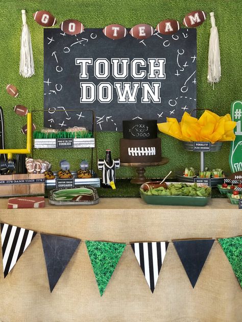 TOUCHDOWN! Take the hassle out of hosting. Party printables are a cheap and easy way to add a ton of style to your next Super Bowl party! For links to these and more Football party decor ideas check out Parties with a cause. #footballparty #footballdecor #gametime #sportsparty #superbowl Superbowl Party Decorations Diy, Diy Super Bowl, Superbowl Ideas, Football Themed Party, Superbowl Party Decorations, Football Party Foods, Football Party Decorations, Bowl Party Food, Ball Birthday Parties