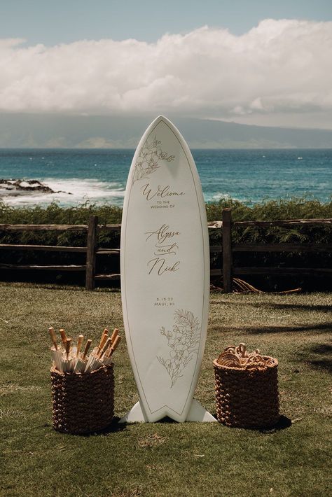 Wedding Beach Ceremony Decorations, Beachy Floral Wedding, Maui Hawaii Wedding, Beachy Wedding Aesthetic, Vintage Hawaii Wedding, Cute Beach Wedding Ideas, Tropical Wedding Details, Hawaii Wedding Bouquet, September Wedding Guest Outfit