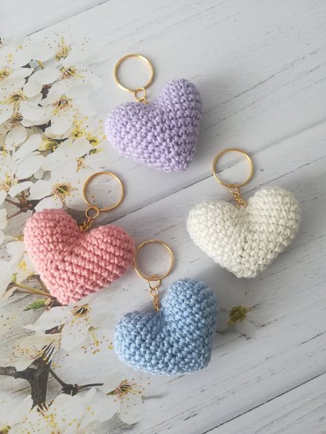 Crochet Car Keychain, Heart Crochet Keychain, Cute Diy Keychains, Keychain Crochet Ideas, Cute Crochet Keychains, Knitting Keychain, Key Chain Crochet, Crochet Keychain Patterns, Crochet Heart Keychain