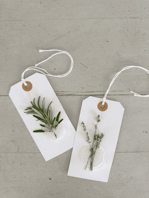 23 Easy and Creative Neutral Gift Wrapping Ideas Creative Gift Tags Diy, Diy Gift Name Tags, How To Make Gift Tags, Present Tags Diy, Gift Tag Diy, Neutral Gift Wrapping, Gift Tags Diy Handmade, Gift Tag Ideas, Creative Gift Tags