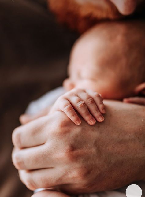 Home Infant Photoshoot Ideas, Newborn Photos Details, Field Newborn Photoshoot, Lifestyle In Home Newborn Photography, Natural Newborn Photography At Home, Newborn Photoshoot In Nursery, Newborn Photography Details, Outdoor Newborn Pictures, Outdoor Lifestyle Newborn Photography