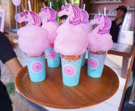 Unicorn 🦄 cotton candy shakes Unicorn Cotton Candy, Pastel Drinks, Cloud Cakes, Unicorn Drink, Cotton Candy Ice Cream, Drinks From Around The World, Unicorn Milk, Candy Cups, Candy Ice Cream