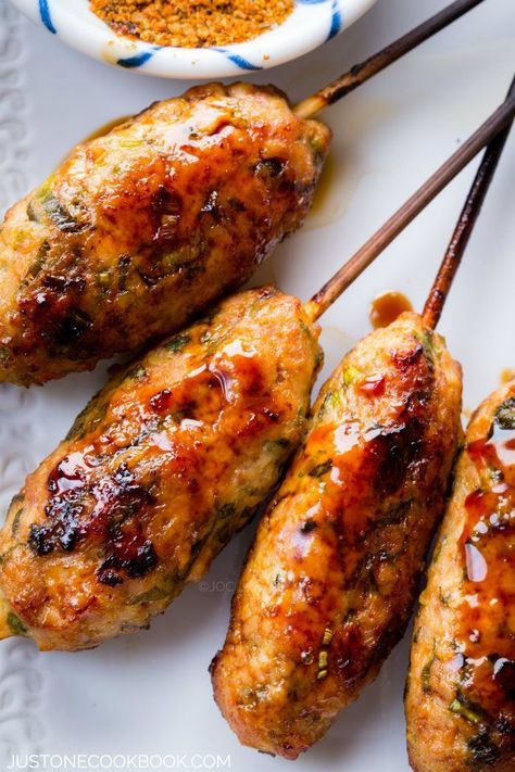 Japanese Chicken Meatballs (Tsukune) | Easy Japanese Recipes at JustOneCookbook.com Tsukune Recipe, Appetizers Meat, Keto Meat, Just One Cookbook, Japanese Chicken, Easy Japanese Recipes, Meat Appetizers, Appetizers Recipes, Japanese Recipes