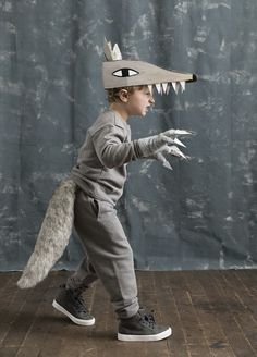 Mer Mag - cardboard wolf costume Creative Kids Halloween Costume, Wolf Costume Kids, Diy Karneval, Animal Costumes For Kids, Cat Mad, Diy Carnival, Maleficent Costume, Wolf Costume, Baby Kostüm