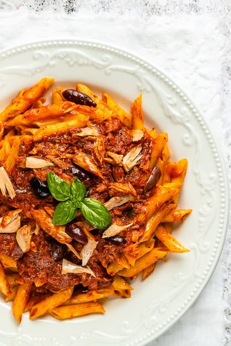 An easy and delicious penne pasta dish with tomato tuna sauce. It's made with canned tuna and kalamata olives for a quick fuss free dinner anytime of the week. Tuna Sauce, Healthy Tuna Recipes, Tuna Dinners, Pasta Marinara, Canned Tuna Recipes, Tomato Pasta Recipe, Pasta Penne, Healthy Tuna, Tuna Pasta