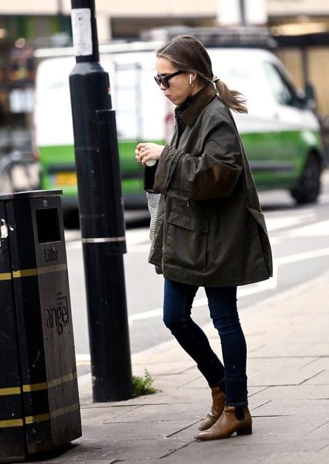 Emilia Clarke Paparazzi, Black Barbour Jacket Outfit, Womens Barbour Jacket, Barbour Style Women Outfit, Barbour Women Outfit, Cotswolds Fashion, Barbour Outfit Woman, Barn Coat Outfit Women, Barbour Aesthetic