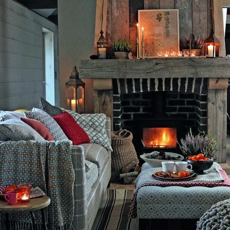 Salons Cottage, Hygge Living Room, Design Camino, Cozy Living Room Design, Hygge Living, Decor Ikea, Cosy Living, Rustic Fireplaces, Cottage Living Rooms