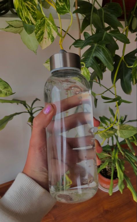 Aesthetic Water Bottle Pictures, Water Bottle Astethic, Water Aesthetic Bottle, Drinking More Water Aesthetic, Cup Of Water Aesthetic, Green Water Bottle Aesthetic, Tomar Agua Aesthetic, Bottle Of Water Aesthetic, Water Cup Aesthetic