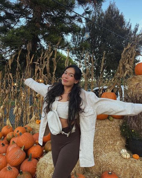 Ailana Nurgali 👼🏼🧿 on Instagram: "all things cozy 🤍☕�️🧸🎃 . . . . . 🫶🏼 #fall #fallfashion #falloutfits #pumpkinpatch #fashion #aesthetic #ａｅｓｔｈｅｔｉｃ #style #styleinspiration #fallcolors #fallvibes #pumpkin #pumpkinspice Outfit: @viviennewestwood necklace @newbalance sneakers @aritzia TNA flared pants @lululemon Fanny pack @madewell Long sleeve Tee @hm Flannel Fleece Jacket 🧥" Lululemon Flare Pants Outfit, Lululemon Fanny Pack Outfit, Lululemon Fanny Pack, Fanny Pack Outfit, Patch Outfit, Lululemon Groove Pant, Pumpkin Patch Outfit, Mommy Outfits, Aritzia Tna