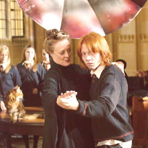 McGonagall dancing with Ron...Ron's face is priceless Ronald Weasley, Buku Harry Potter, Yer A Wizard Harry, Images Harry Potter, Rupert Grint, Lord Voldemort, Harry Potter Pictures, Harry Potter Cast, Harry Potter Love