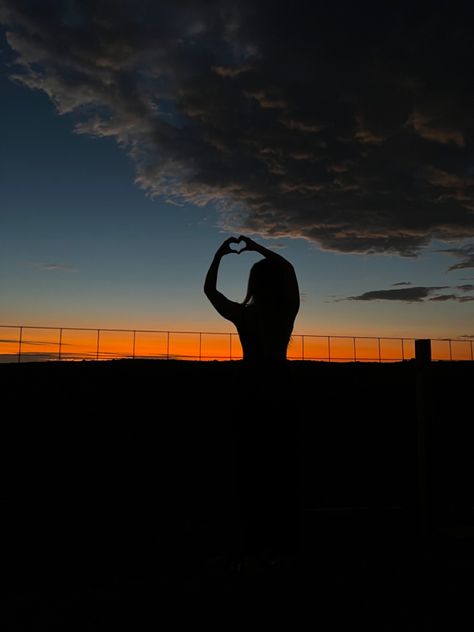 Sunset With Black Silhouette Painting, Sunset Shadow Pictures, Sunset Siloutte, Siloette Ideas Photography, Sunset Silhouette Photography, Sunset With Person, Sunset Silloute, Silhouette Photography Aesthetic, Silhouette Photoshoot