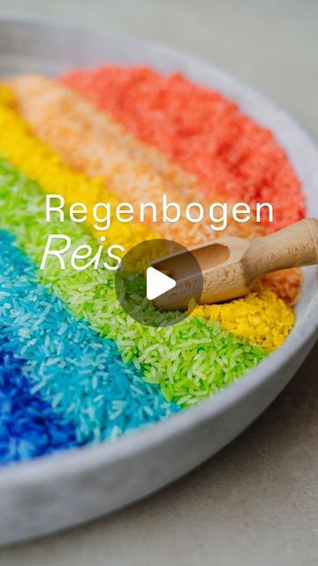 FRANZI REICHENBACH| Basteln | Rezepte | Kreativ mit Kindern on Instagram: "Regenbogen Reis ist super einfach zu machen, beschäftigt meine Kinder stundenlang, und bringt bestimmt auch euch viel Freude und Farbe in graue Regentage!

Ihr braucht:
Gefrierbeutel oder Schüsseln
Lebensmittelfarbe 
Essig 
Eine große Schale 
Becher, Löffel und alles, was die Küche hergibt 

1 EL Essig auf ca 200-300gr Reis reicht damit die Lebensmittelfarbe, nicht an kleinen Händchen ab färbt.

Ich färbe alles in den Beutel ein, und lasse es dann einfach im geöffneten Beutel trocknen. Das dauert ein bis 2 Stunden. Danach ist der schon fertig und ihr könnt ihn in eure Schüssel schichten !

❗️ bitte beachtet bei solchen Spielideen immer die Verschluckungs- und Aspirations Gefahr! Kleine Kinder sollten niemals unbeauf September 22, On Instagram