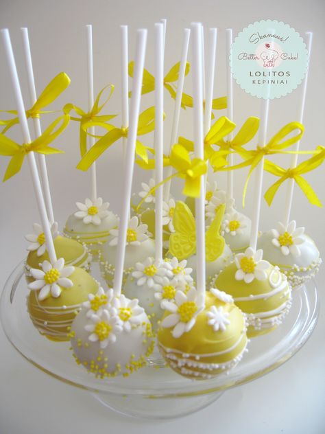 Daisy Theme Cake Pops, Cake Pop Daisy, Daisy Treats Ideas, Daisy Candy Bar, Daisy Themed Food, Daisy Birthday Party Food, Daisy Desserts, Daisy Strawberries, Daisy Themed Baby Shower Ideas