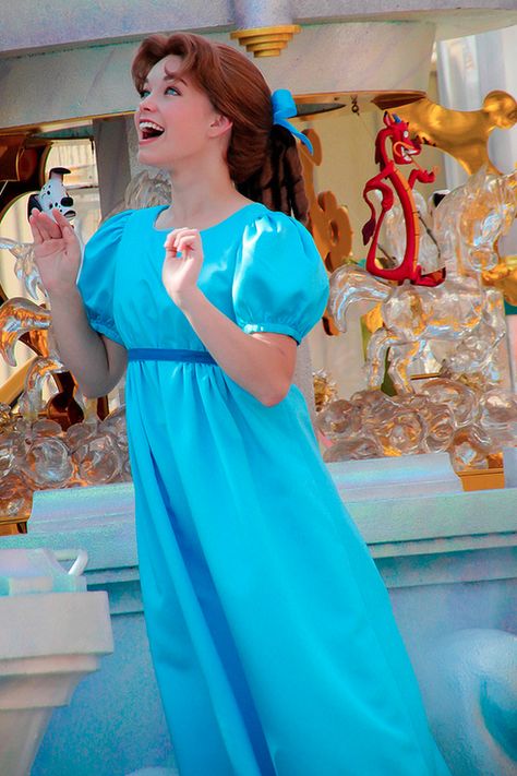 Wendy Darling Disney Actors, Disney Faces, Wendy Peter Pan, Disneyland Characters, Disneyland World, Wendy Darling, Disney Face Characters, Princess Cosplay, Disney Day