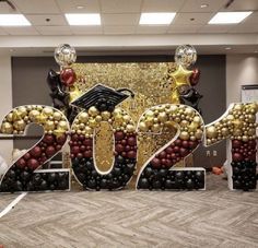 Grad Balloons Decoration, Maroon Black And Gold Backdrop, Graduation Gown Ideas High Schools, Doctorate Party, Diy Graduation Party Ideas, Diy Graduation Party, Graduation Display, Project Graduation, Graduation Party Cards