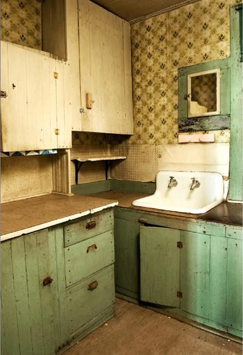 Cuisine rustique Old Fashioned Kitchen, Best Kitchen Design, Country Kitchen Cabinets, Urban Exploring, Vintage Kitchens, Abandoned Homes, Vintage Farmhouse Decor, Walls Could Talk, Primitive Kitchen