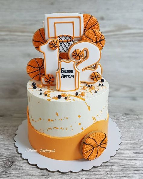 Cake Basketball, Basketball Birthday Cake, Cake 1st Birthday, Basketball Theme Birthday, Sports Themed Cakes, 12th Birthday Cake, Basketball Cake, Basketball Birthday Parties, Sport Cakes