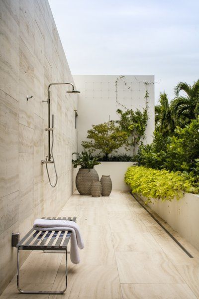 Photo 3 of 5 in Top 5 Homes of the Week With Dreamy Outdoor Showers from Bal Harbour Residence - Dwell Outdoor Shower Ideas Diy, Rustic Outdoor Shower Ideas, Outdoor Shower Ideas, Outside Showers, Casa Hobbit, Outdoor Bathroom Design, Pool Shower, Garden Shower, Classic Bathroom