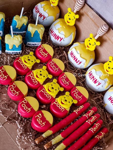 Homemade Baby Shower Favors, Strawberries Bouquet, Baby Shower Snacks, Winnie The Pooh Cake, Baby Shower Sweets, Pooh Party, Winnie The Pooh Themes, Baby Shower Cake Pops, Baby Shower Treats