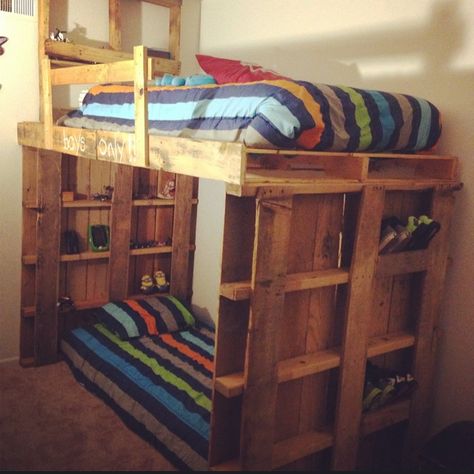 Pallet bunk bed Pallet Loft Bed, Pallet Bunk Beds, Bunk Bed Plans, Diy Bunk Bed, Diy Pallet Bed, Loft Bunk Beds, Pallet Beds, Bunk Beds With Stairs, Bunk Bed Designs