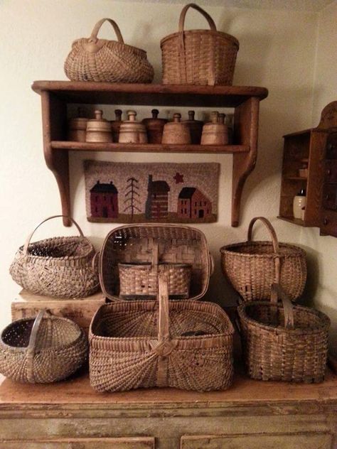 Decorate With Baskets, Primitive Country Kitchen, Deco Champetre, Old Baskets, Primitive Homes, Prim Decor, Casa Vintage, Primitive Kitchen, Country Kitchen Decor