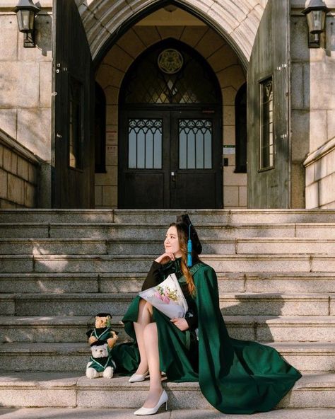 Dark Academia Graduation Pictures, Graduation Photoshoot Aesthetic, Korean Graduation Pictures, Senior Cap And Gown Photos, Korean Graduation, Graduation Photoshoot Poses, Graduation Cap Design Ideas, Cap Design Ideas, Graduation Pose