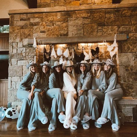 Snow Cabin Bachelorette, Cold Weather Bachelorette Party, Telluride Bachelorette Party, Cozy Winter Bachelorette, Park City Bachelorette Party Winter, Cabin Trip Bachelorette, Cold Bachelorette Party, Mountain Bachelorette Outfits, Log Cabin Bachelorette Party