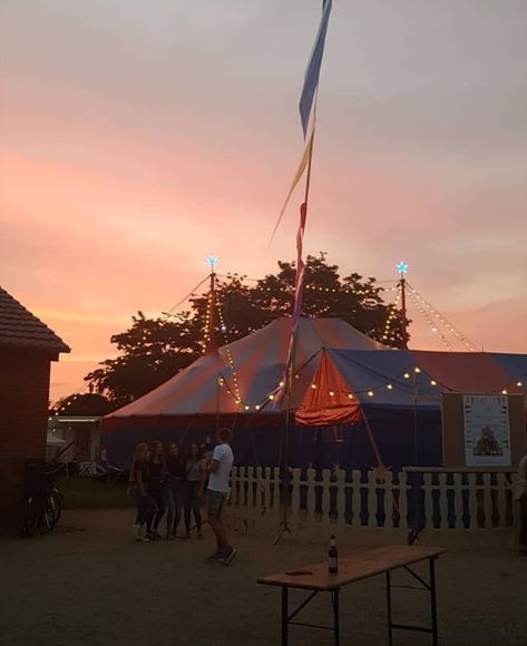 Aesthetic Circus sunset Travelling Circus Aesthetic, Circus Life Aesthetic, Traveling Circus Aesthetic, Circus Core, Sky Sailing, Clown Core, Circus Design, Circus Aesthetic, 9 Lives