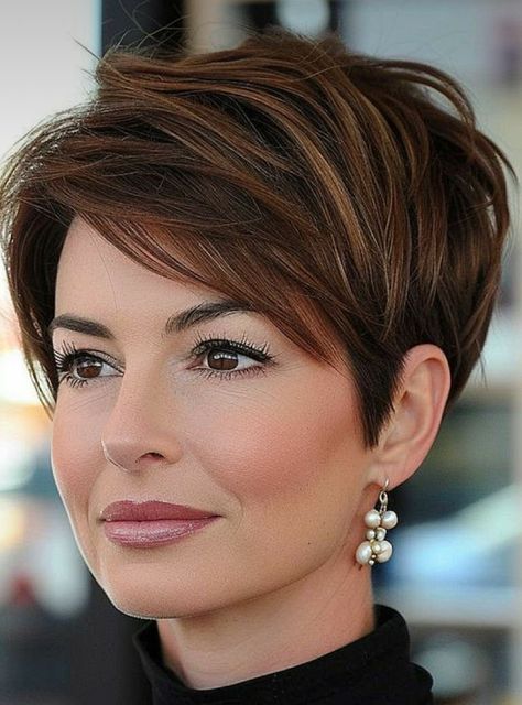 Modern Pixie Haircut Over 50, Short Haircuts Ideas, Haircuts For Women Over 40, Haircuts Ideas, Stunning Hairstyles, Short Hair Pixie Cuts, Short Sassy Hair, Short Hair Trends, Confident Women