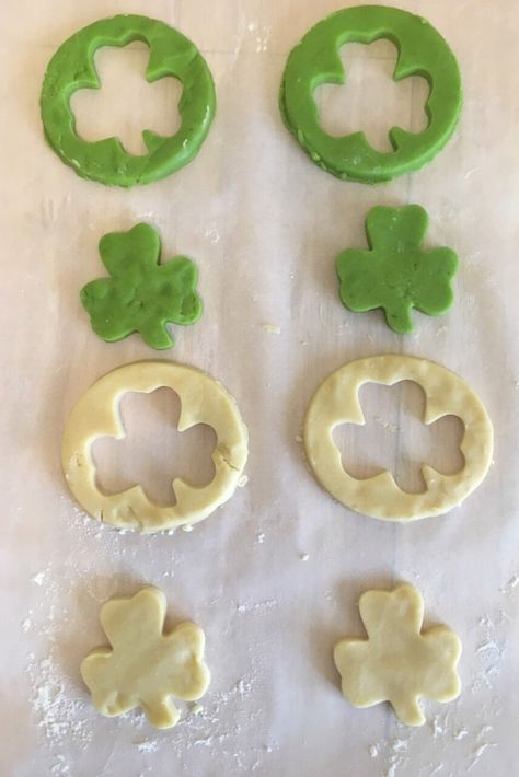 St. Patrick's Day sugar cookies {Hidden Shamrock} - Easy Mom Meals Cookies St Patricks Day, Mint Sugar Cookies, Sugar Cookie Dough Recipe, Mom Meals, Shamrock Cookies, Yummy Sugar Cookies, White Cookie, Cookie Dough Recipes, Best Sugar Cookies