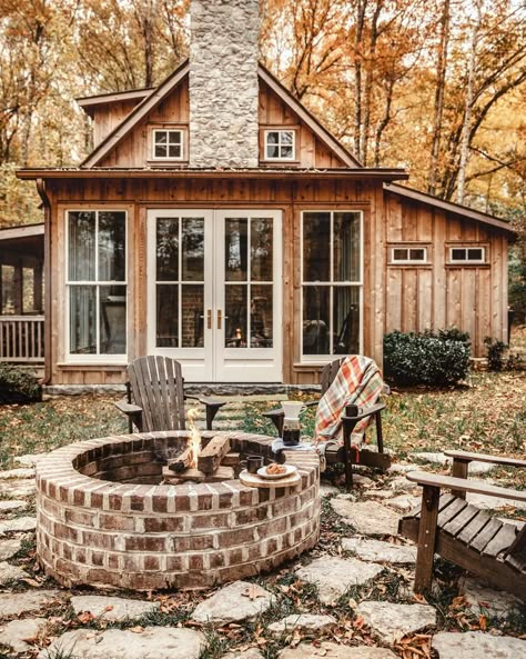 Wooden Cabin, Cozy Cottages, Cabin Exterior, Dream Cabin, Cozy Cabins, Cabin Living, Cabin Style, Cabins And Cottages, French Country Cottage