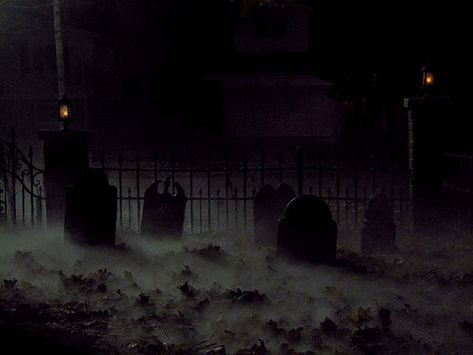 Cemetery Gates, Halloween Scenes, Haunted Graveyard, Halloween Artwork, Halloween Scene, Gothic Aesthetic, Blog Images, Vampire Slayer, Halloween Night