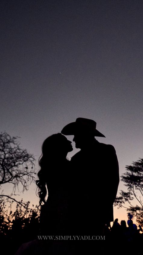 Country, cowboy, couple wallpaper, sunset Country Couple Wallpaper, Partner Pictures, Cowboy Couple, Cowboy Artwork, Western Wallpaper, Wallpaper Wedding, Cute Country Couples, Book Tok, Wallpaper Sunset