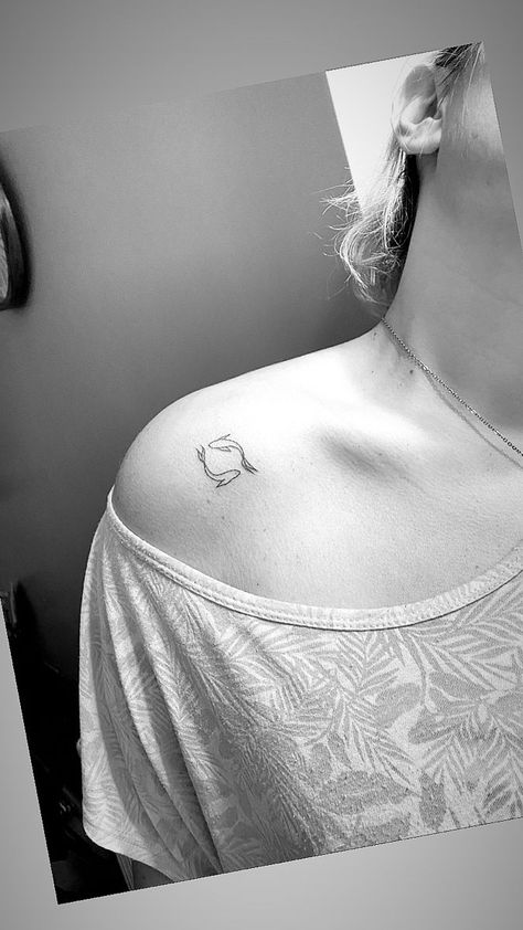 Betta Fish Tattoo Minimalist, Pisces Tattoo Minimalist Fish, Small Fish Tattoo For Women, Koi Fish Minimalist Tattoo, Satosugu Fish Tattoo, Pisces Tattoo Minimalist, Minimalist Fish Tattoo, Ying Yang Fish Tattoo, Fish Ying Yang Tattoo