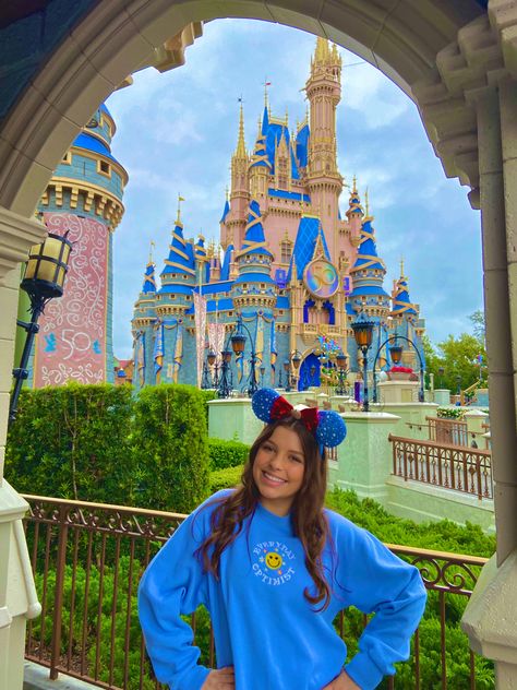 Cute Magic Kingdom Pictures, Poses In Front Of Disney Castle, Disney Castle Pictures Ideas, Disney World Castle Pictures, Day At Disney Outfit, Magic Kingdom Poses Ideas, Magic Kingdom Castle Pictures, Disney Poses Ideas Magic Kingdom, Disney Photo Ideas Magic Kingdom