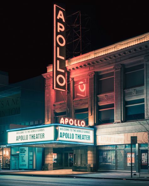 Photographer Franck Bohbot Manhattan’s proves that New York is truly the city that never sleeps. Apollo Music, Fred Herzog, Harlem New York, Apollo Theater, Voyage New York, Old Movie, Sea Wallpaper, Ella Fitzgerald, City That Never Sleeps