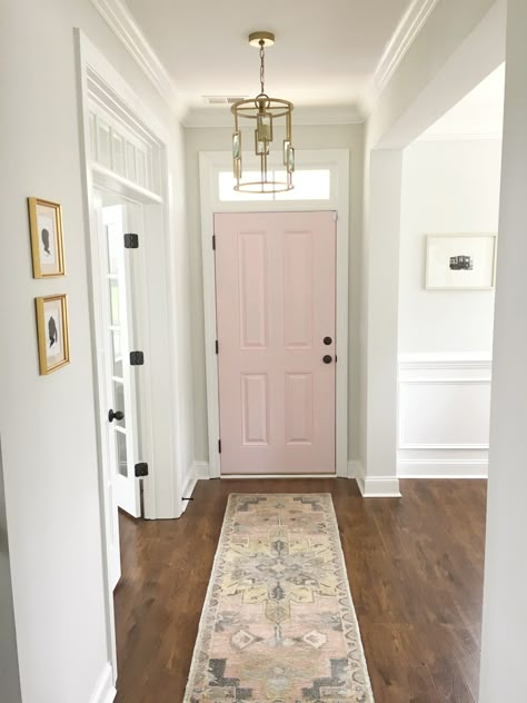 Pink front door. Sherwin Williams cachet pink 😍 Beach Mid Century Modern, Painted Ideas, Interior Front Door, Pink Front Door, Pink Closet, Pink Door, Mid Century Modern Home, Painted Front Doors, Closet Door