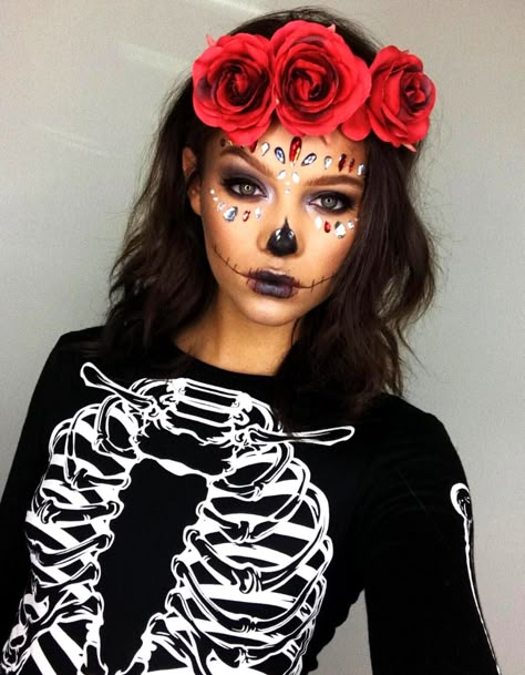 Modernos maquillajes de Catrina para celebrar Día de Muertos Maquillage Halloween Simple, Halloween Makeup Sugar Skull, Halloweenský Makeup, Sugar Skull Costume, Halloween Make-up Looks, Sugar Skull Halloween, Cute Halloween Makeup, Halloween Makeup Diy, Halloween Makeup Pretty