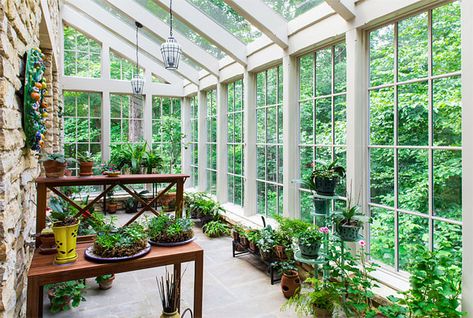 Get Tanned with 20 Glossy Glass-Roofed Solariums | Home Design Lover Solarium Room, Lanai Porch, Conservatory Design, Conservatory Greenhouse, Balkon Decor, Lots Of Plants, Modern Lake House, Sunroom Decorating, Sun Rooms