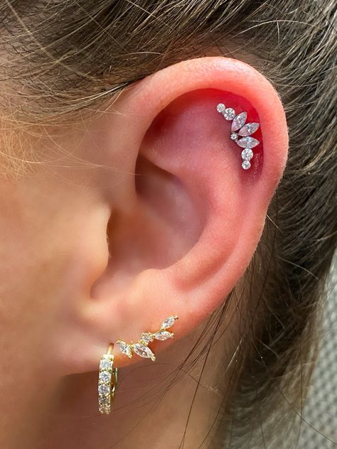 Conch Piercing Jewelry Classy, Pretty Conch Piercing, Ear Piercing Inner Conch, Double Helix Earrings, Girly Jewelry Peircinhx Conch, Upper Ear Earrings, Opal Conch Piercing, Minimalist Ear Piercings, Ear Piercing Studs