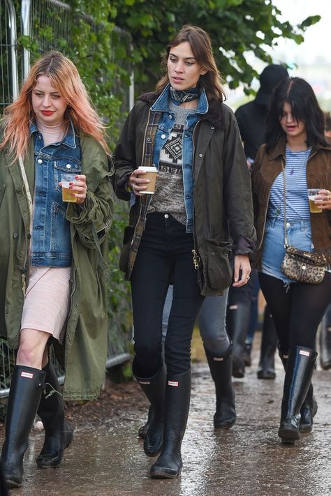 Alexa Chung in a Barbour jacket | Glastonbury Festival 2015 Daily Alexa Chung, Glastonbury England, 2013 Style, Barbour Style, Alexa Chung Style, Festival Mode, Uk Style, Glastonbury Festival, Barbour Jacket