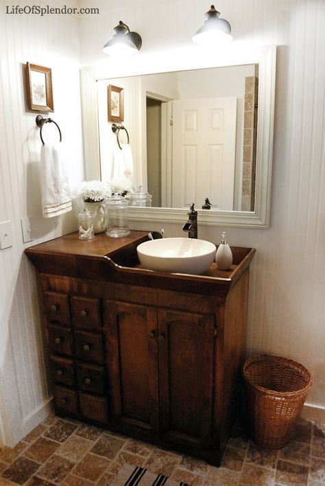 La madera del vanitory, el piso, la bacha, los detalles ... me encanta !!!! Antique Dry Sink, Farmhouse Bathroom Accessories, Beadboard Bathroom, Unique Bathroom Vanity, Primitive Bathrooms, Dry Sink, Rustic Bathroom Vanities, Bad Inspiration, Trendy Bathroom