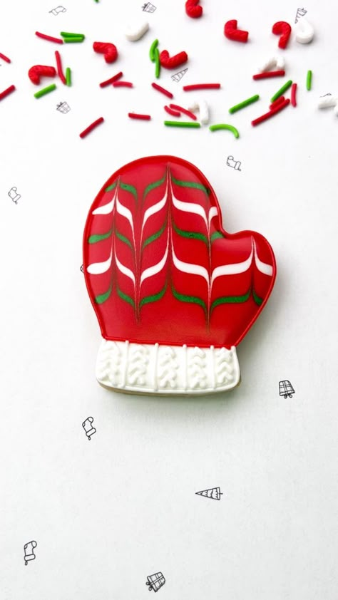 Royal Icing Christmas Cookies, Mitten Cookies, Decorated Sugar Cookie, Christmas Sugar Cookies Decorated, Cookie Decorating Icing, Cute Christmas Cookies, Royal Iced Cookies, Sugar Cookie Royal Icing, Iced Sugar Cookies