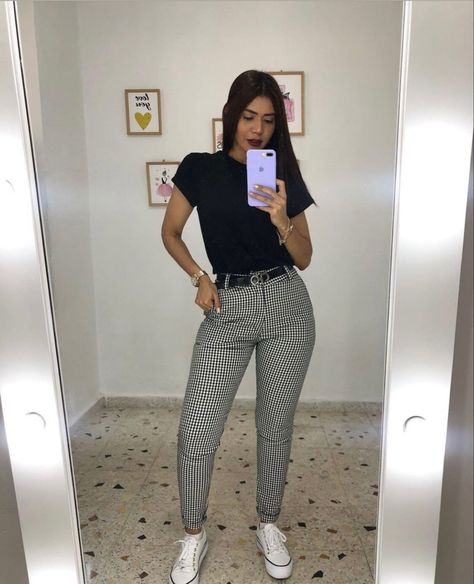 Sports Professional Outfits, Business Casual Outfits For Women With Vans, Business Casual With Converse, Casual Professional Outfits Women Jeans, Black Tshirt Outfit Women Casual, Casual Oufits, Job Clothes, Casual Work Outfits Women, Office Casual Outfit