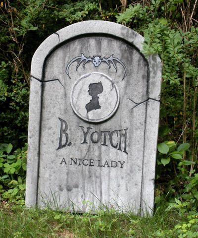 New tombstone: B. Yotch "A Nice Lady" - HauntForum Halloween Headstone, Halloween Cemetery, Halloween Outside, Halloween Graveyard, Halloween Tombstones, Halloween Yard Decorations, Scary Halloween Decorations, Halloween Yard, Fantasias Halloween