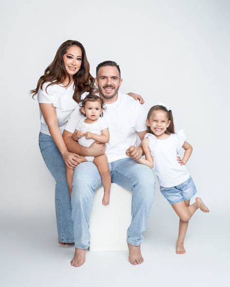 Family Aesthetic Photoshoot, Photoshoot Ideas For Family Of 4, Grown Kids Family Pictures, Studio Family Portraits Poses, Family Of 4 Picture Poses, Family Photo Studio, Studio Family Portraits, Family Studio Photography, Christmas Family Photoshoot