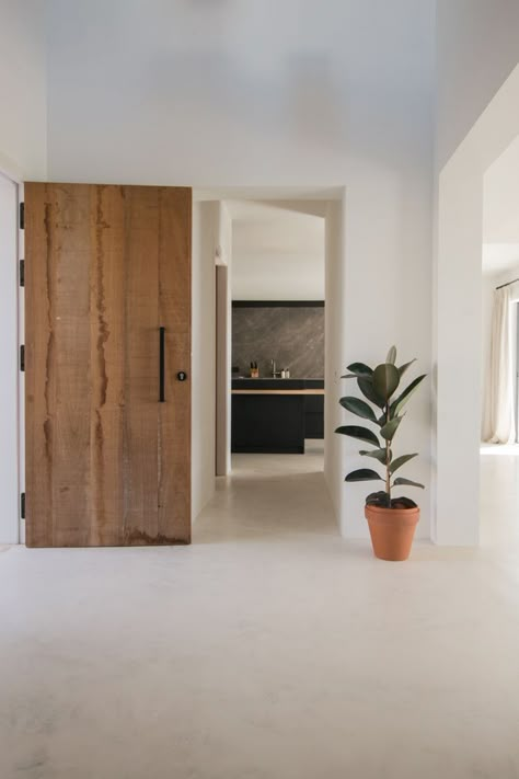 Ibiza Finca Interior, Concrete Interior Floors, Ibiza Interior Design, White Plaster Walls, Beton Floor, White Concrete Floors, Ibiza Interiors, Concrete Floors In House, Floor Concrete