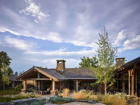 Breathtaking rustic ranch house tucked into the Beartooth Mountains Plot Mountain, Rustic Ranch House, Heber Utah, Barndo Plans, Montana Landscape, Post And Beam Barn, Mountain Modern Home, Ranch Houses, Contemporary Beach House