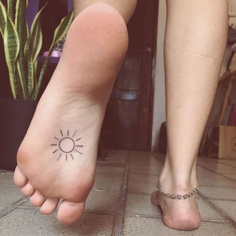 These tattoos are seriously cute. Yellow Sun Tattoo, Decorating Jeans, Sole Tattoo, Simple Sun Tattoo, Sun Tattoo Designs, Sunset Tattoos, Circle Tattoos, Geometric Tattoo Arm, Hand Poked Tattoo